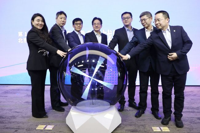 为了加强阵容实力，维拉主帅埃梅里要求俱乐部在明年1月引进亚伯拉罕。